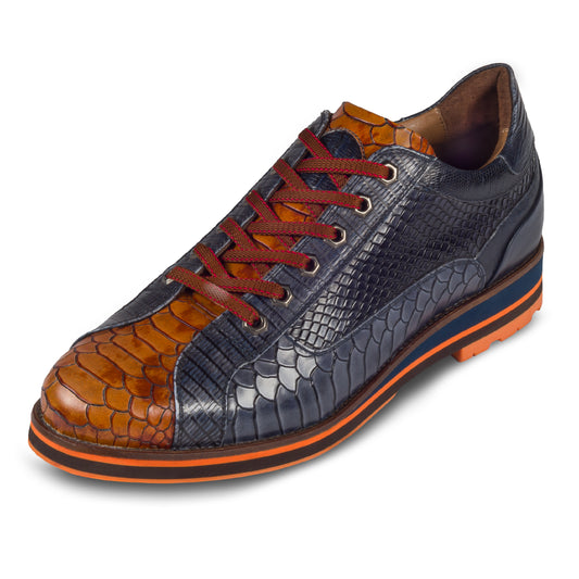 Lorenzi Herren Leder Sneaker in blau / braun, Reptil-Prägung. Handgefertigt in Italien. Schräge Ansicht linker Schuh.