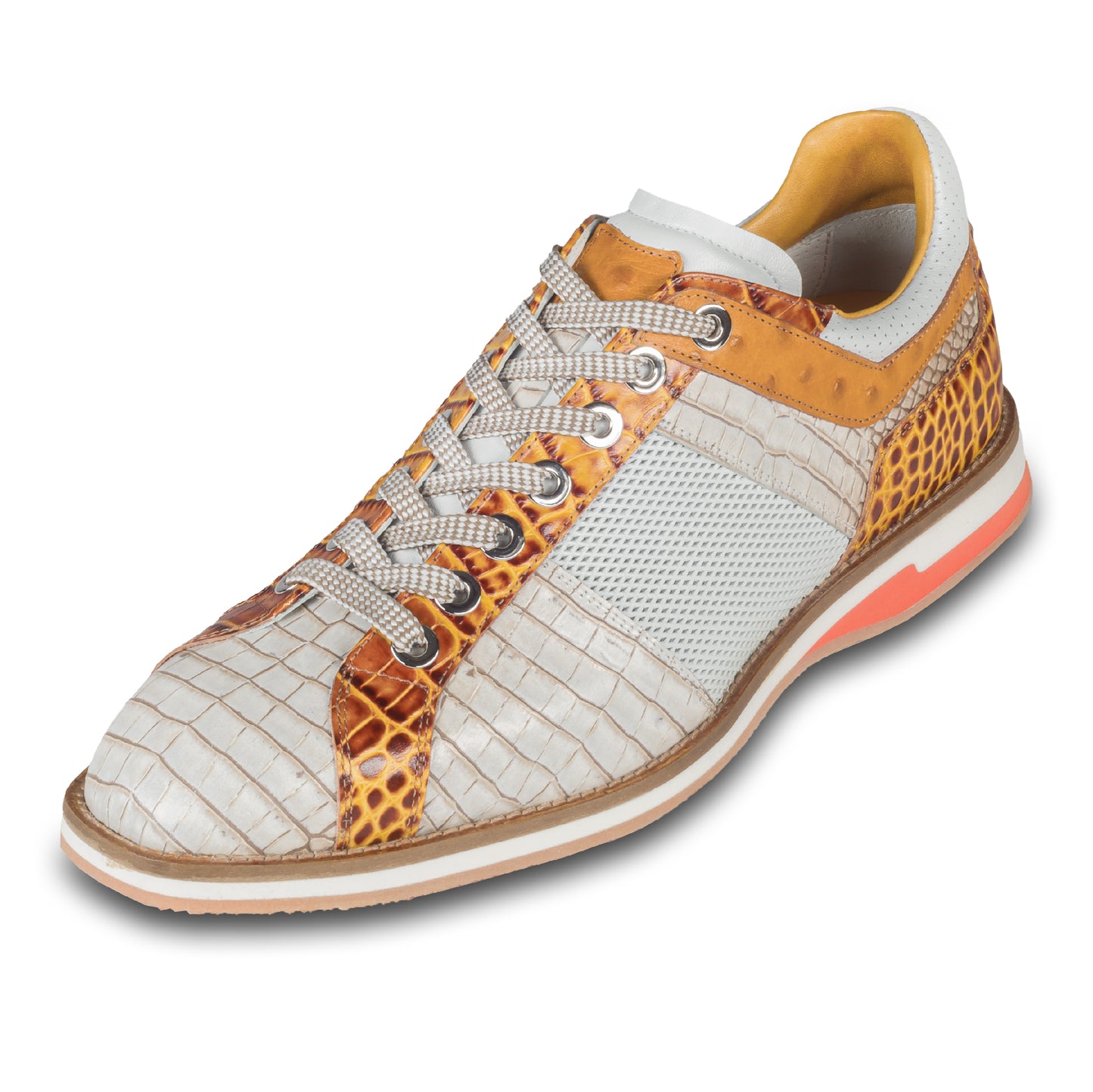 LORENZI Italienische Herren Leder-Sneaker in beige/braun/orange mit Reptil-Prägung und Perforierung. Handgefertigt. Schräge Ansicht linker Schuh. Schnürsenkel braun/beige.