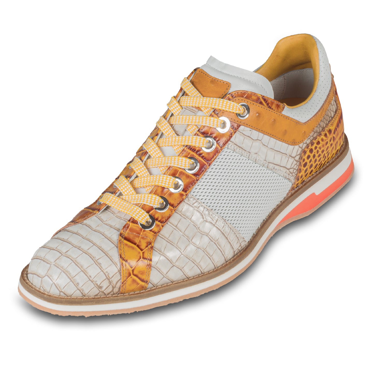 LORENZI Italienische Herren Leder-Sneaker in beige/braun/orange mit Reptil-Prägung und Perforierung. Handgefertigt. Schräge Ansicht linker Schuh. Schnürsenkel gelb/weiß