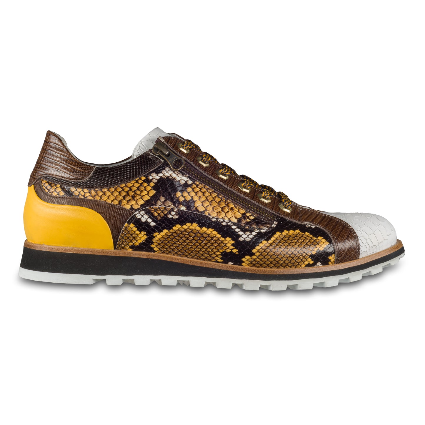 Lorenzi Herren Leder-Sneaker in weiß / gelb / braun mit Schlangen-Prägung. Handgefertigt. Seitliche Ansicht der Außenseite rechter Schuh. Gemusterte Schnürsenkel in grau/gelb.