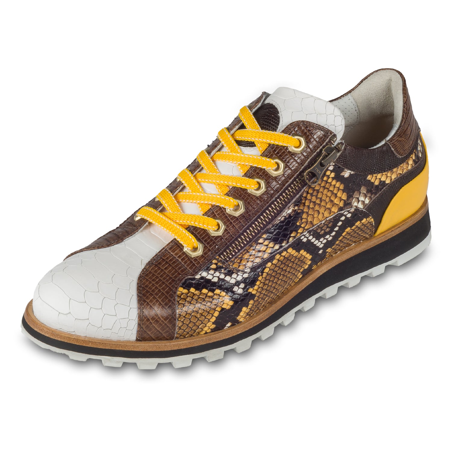 Lorenzi Herren Leder-Sneaker in weiß / gelb / braun mit Schlangen-Prägung. Handgefertigt. Schräge Ansicht linker Schuh. Gelbe Schnürsenkel.