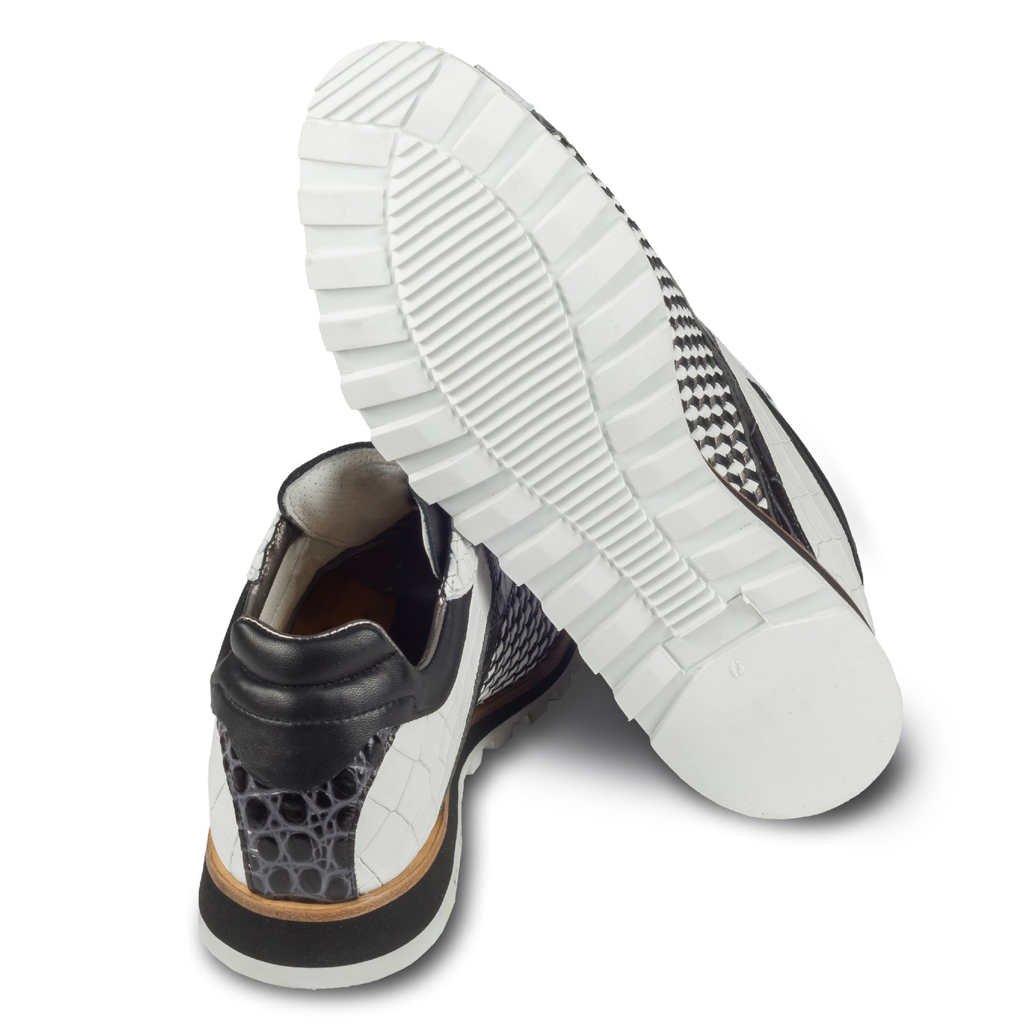 Lorenzi Herren Leder-Sneaker schwarz-weiß, mit raffinierter Prägung. Handgefertigt und durchgenäht.  Ansicht der Ferse und Sohlenunterseite.