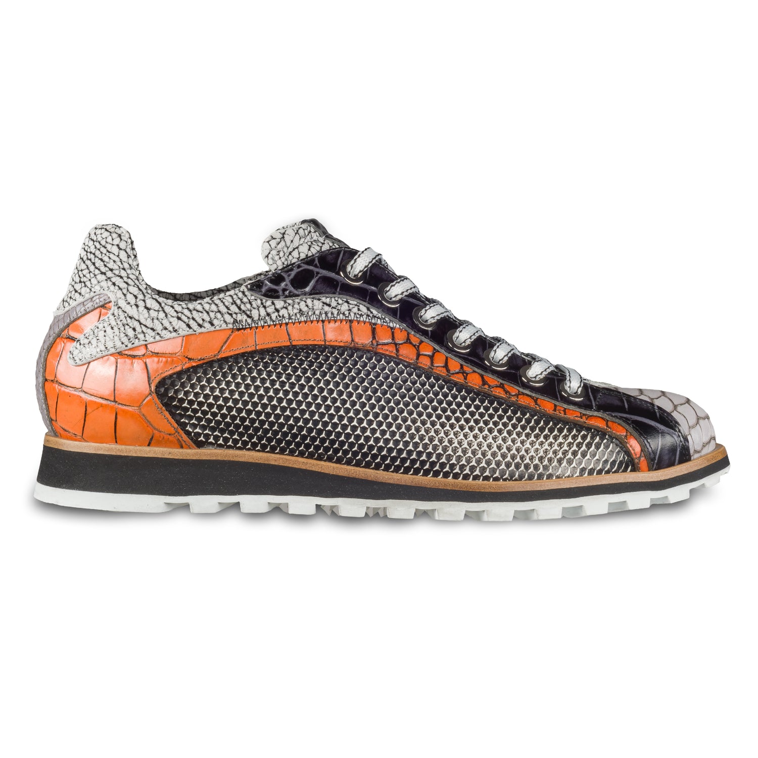 Lorenzi Herren Leder-Sneaker mit raffinierter Prägung in schwarz / weiß / orange. Handgefertigt. Seitliche Ansicht der Außenseite rechter Schuh. 