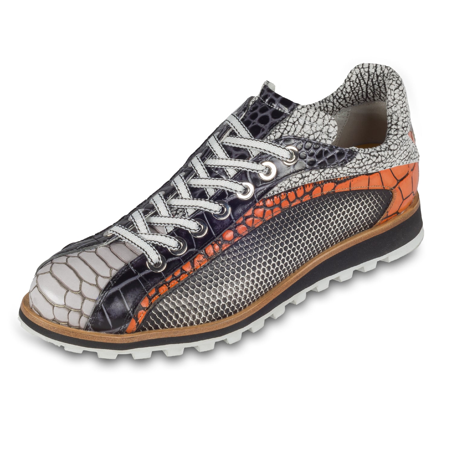 Lorenzi Herren Leder-Sneaker mit raffinierter Prägung in schwarz / weiß / orange. Handgefertigt. Schräge Ansicht linker Schuh. Schnürsenkel in weiß/schwarz.