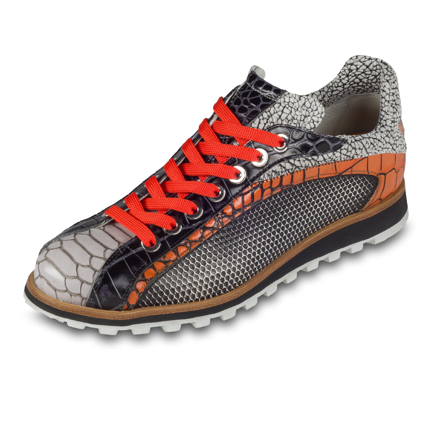Lorenzi Herren Leder-Sneaker mit raffinierter Prägung in schwarz / weiß / orange. Handgefertigt. Schräge Ansicht linker Schuh. Schnürsenkel in leuchtend orange.