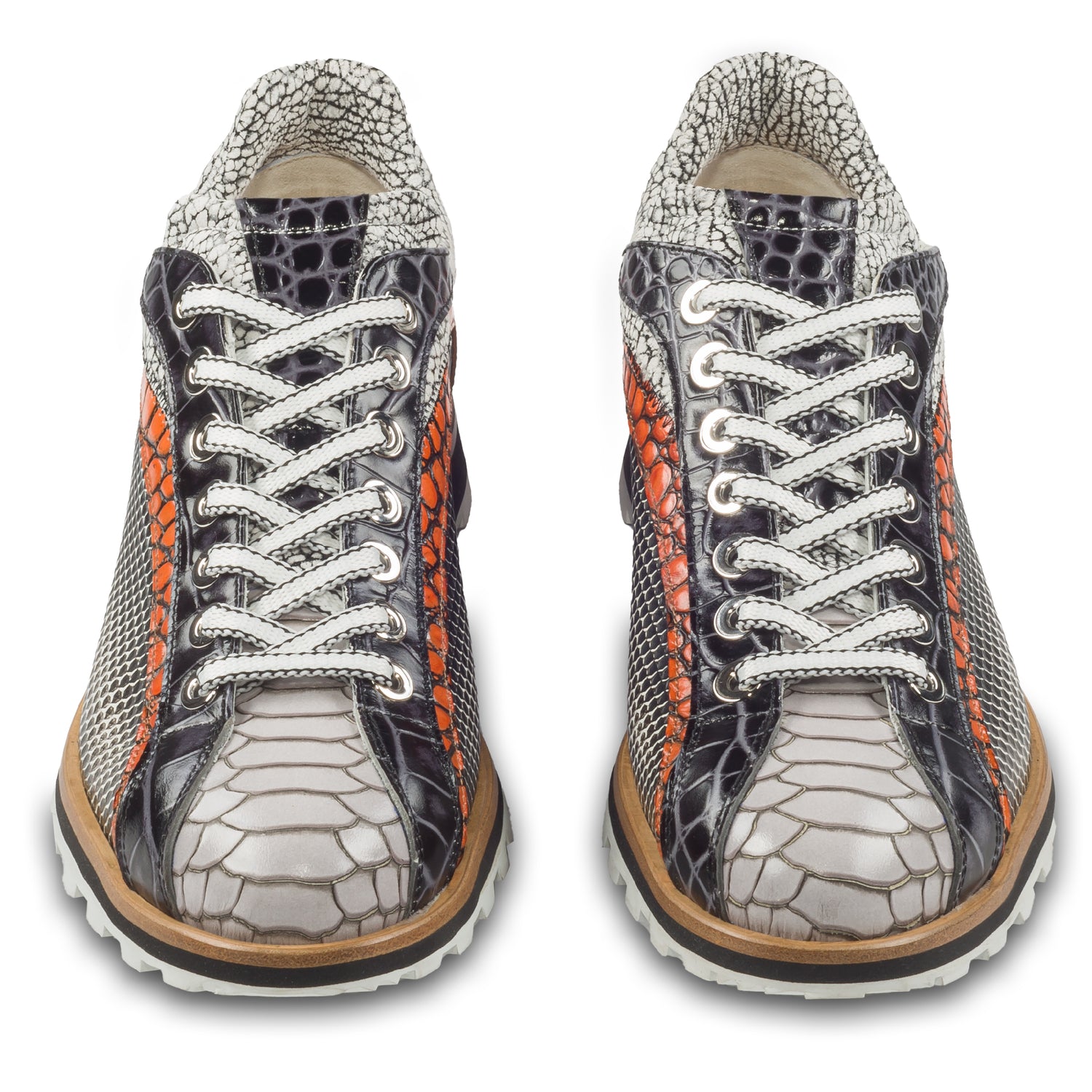 Lorenzi Herren Leder-Sneaker mit raffinierter Prägung in schwarz / weiß / orange. Handgefertigt. Paarweise Ansicht von vorne. Schnürsenkel in weiß/schwarz.