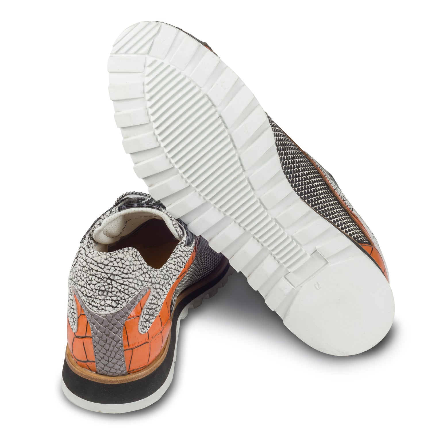 Lorenzi Herren Leder-Sneaker mit raffinierter Prägung in schwarz / weiß / orange. Handgefertigt. Ansicht der Ferse und Sohlenunterseite. 