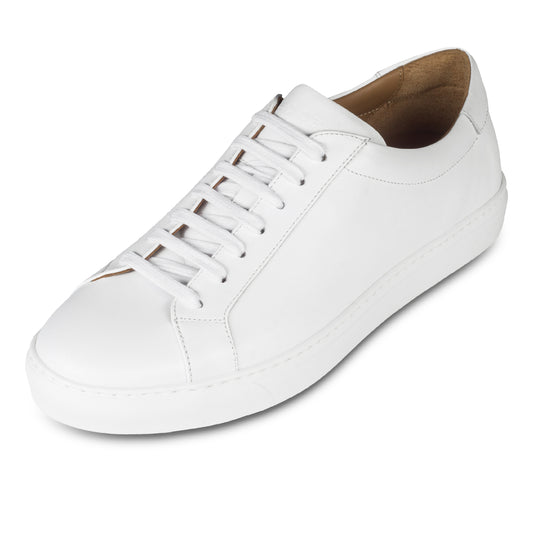 Rossano Bisconti | Italienische Herren Leder Sneaker in weiß. Handgefertigt. Schräge Ansicht linker Schuh.