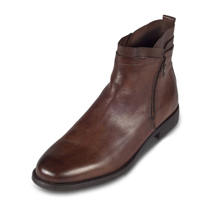 BRECOS Herren Stiefelette mit Reißverschluß aus Kalbsleder in braun. Mit Leder-/Gummisohle. Handgefertigt und Durchgenäht. Schräge Ansicht linker Schuh.