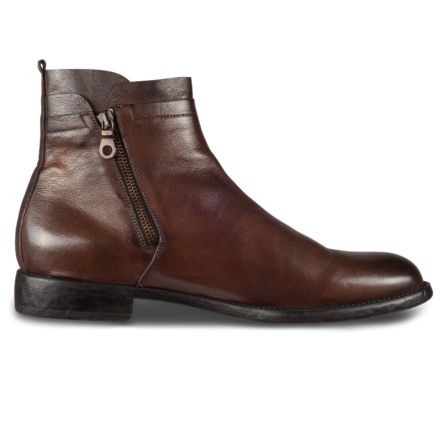 BRECOS Herren Stiefelette mit Reißverschluß aus Kalbsleder in braun. Mit Leder-/Gummisohle. Handgefertigt und Durchgenäht. Ansicht Innenseite linker Schuh.