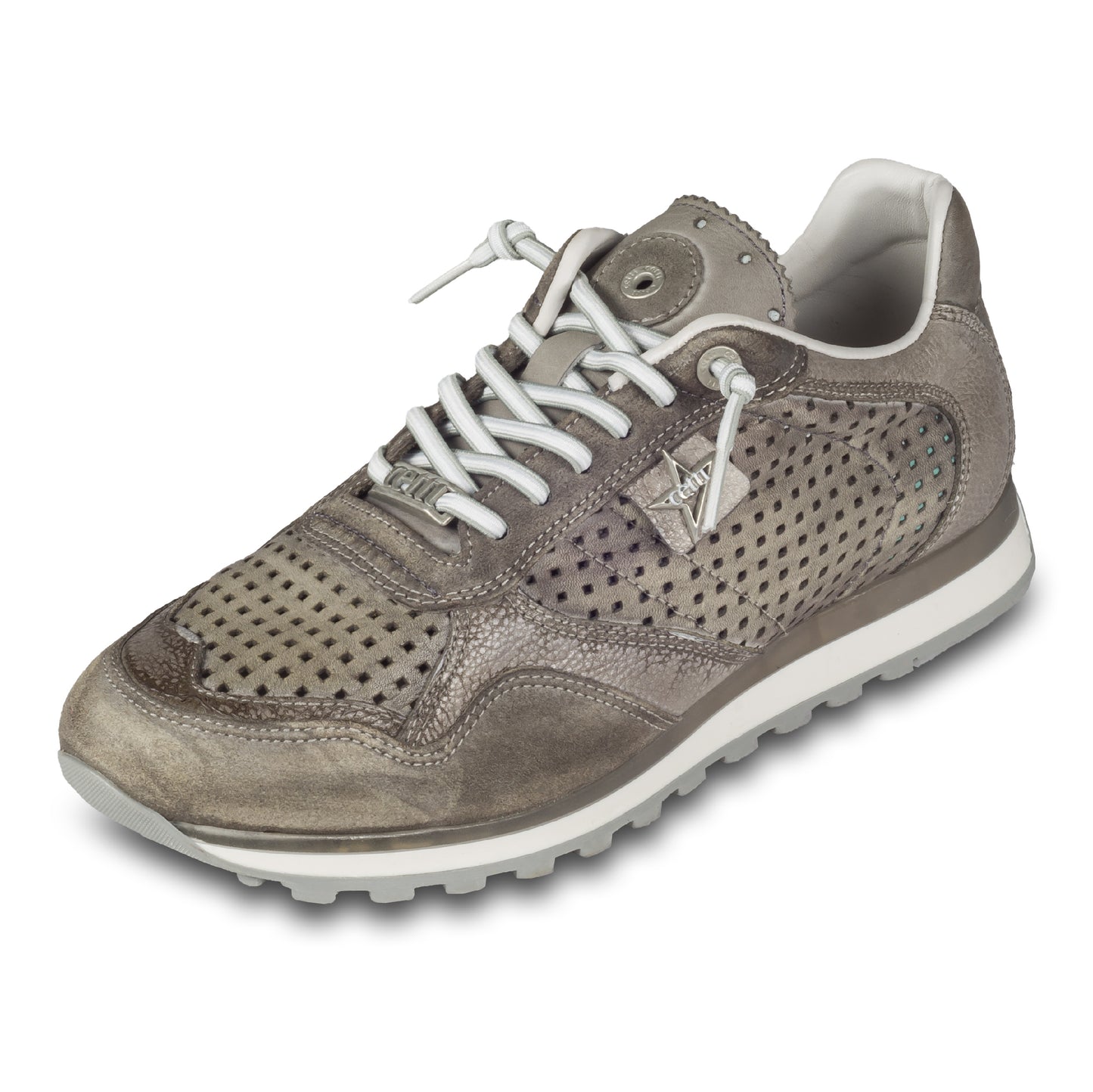 Cetti Herren Low-Top Sneaker, grau, Modell C-848 perforiert. Kalbsleder. Ansicht linker Schuh schräg