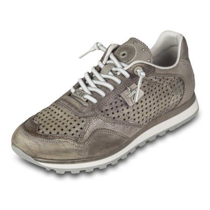 Cetti Herren Low-Top Sneaker, grau, Modell C-848 perforiert. Kalbsleder. Ansicht linker Schuh schräg