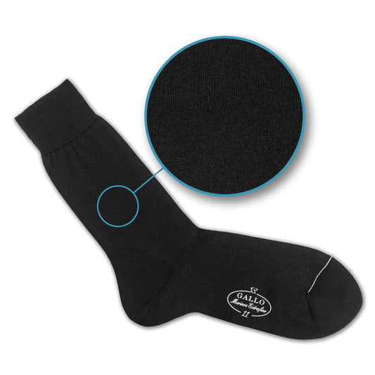 Italienische Herren-Socken in schwarz von GALLO, aus 80% Baumwolle mit 20% Polyamid. Glatte Optik. Gefertigt in Italien. Einzelsocke mit Detailansicht