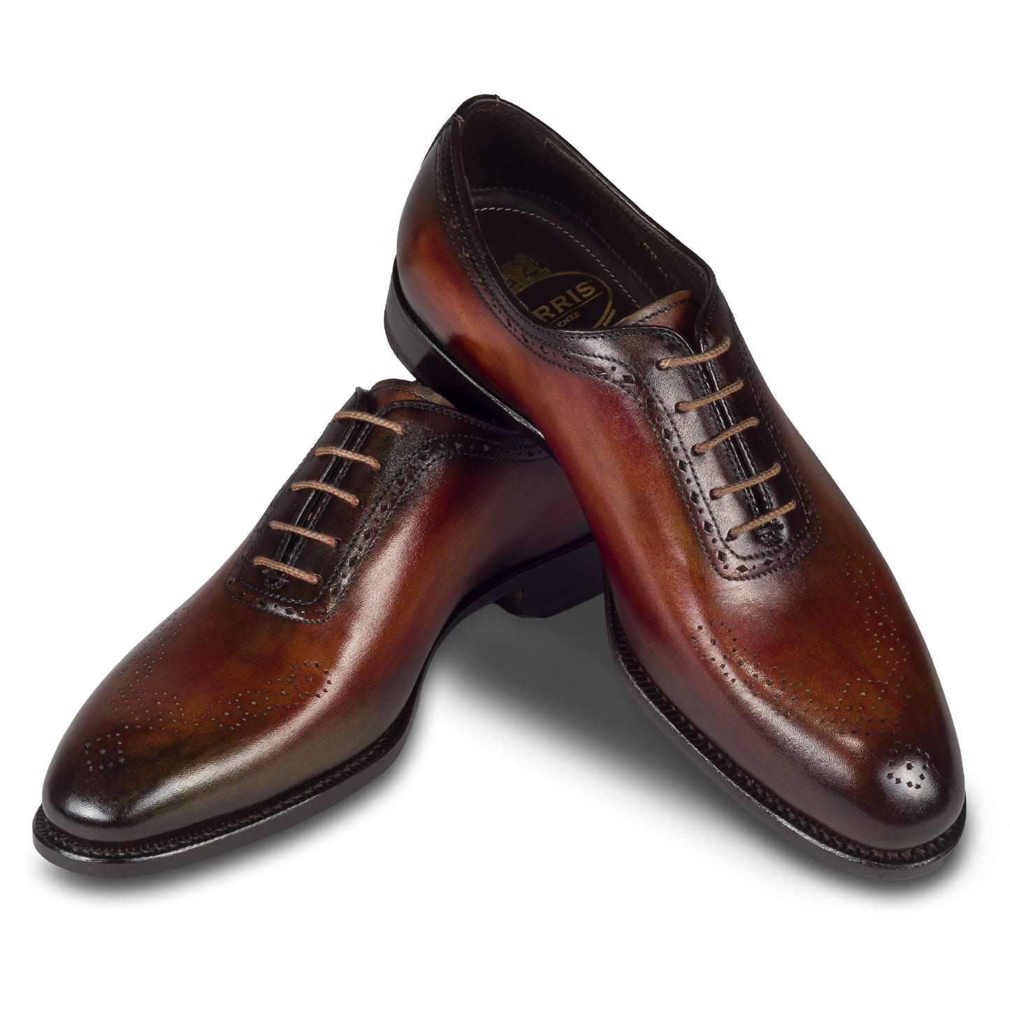 Harris Herren Anzugschuhe / Schnür-Halbschuhe, braun mit handgefärbter Patina und dezenter Brogue-Verzierung. Made in Italy. Durchgenäht. Paarweise überkreuzte Ansicht. 