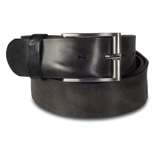 Jeans-Gürtel aus gewaschenem, faltigen Vollrind-Leder in schwarz/grau. 3,8 cm breit. Dornschließe in silber mattiert.