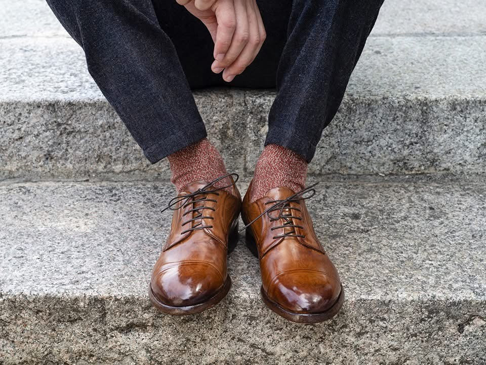 Lemargo Herrenschuhe Schnürer in braun, handgefertigt, vintage-Look. Angezogene Ansicht an Beinen