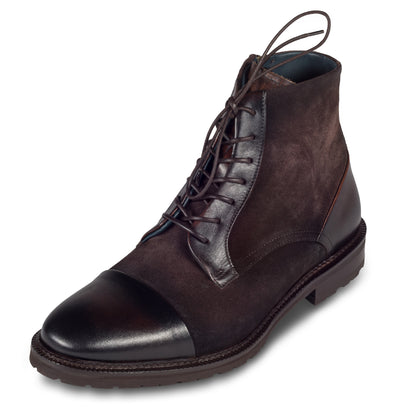 LORENZI Herren Schnür-Stiefelette in dunkelbraun mit Reißverschluß. Glattleder mit Wildleder kombiniert und elegante Captoe-Naht. Handgefertigt in Italien. Schräge Ansicht linker Schuh