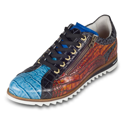 Lorenzi - Herren Leder-Sneaker in blau / braun / schwarz. Aus Kalbsleder mit Kroko-Prägung und Reißverschluß. Handgefertigt in Italien. Ansicht linker Schuh schräg mit schwarzen Schnürsenkeln.