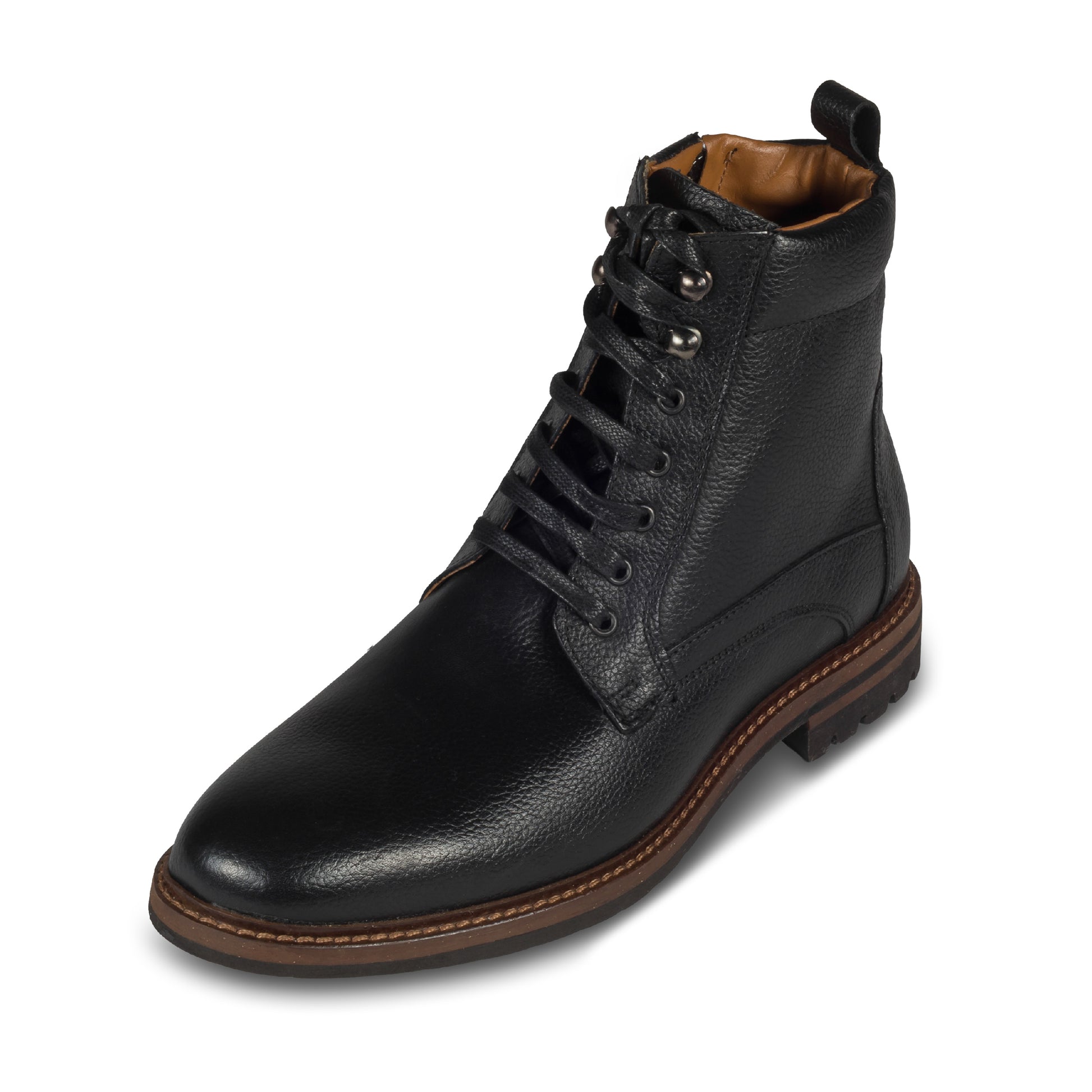 Nicola Benson Stiefelette Herren in schwarz mit Reißverschluß. Handgefertigt aus Kalbsleder, Gummiprofilsohle. Ansicht linker Schuh schräg