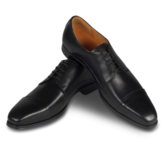 Nicola Benson Herrenschuhe, Leder Schnürer in schwarz (Modell 9750A) - Captoe Derby, handgefertigt. Ansicht paarweise überkreuzt