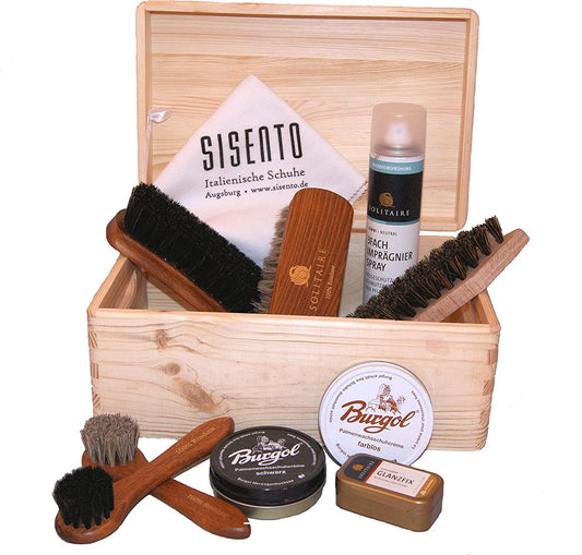 Schuhputzkiste mit Burgol & Solitaire Pflegeprodukten (11teilig), Kiefernholz unbehandelt zum Aufklappen. Ansicht aller Produkte und geöffneter Kiste.