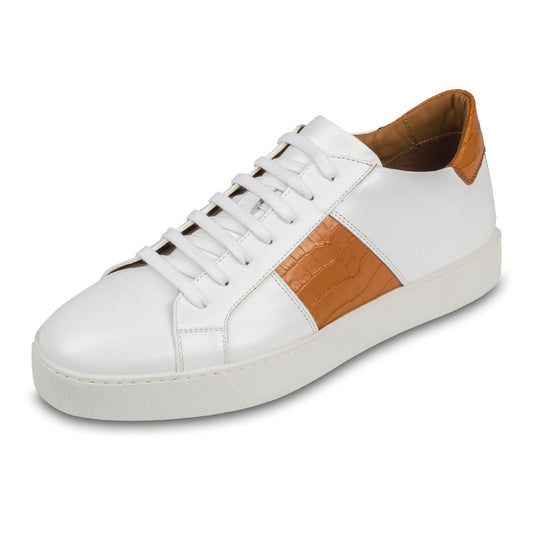 Triverflight – Italienische Herren-Sneaker in weiß mit cognac braunem Einsatz in Reptil-Optik. Aus Kalbsleder handgefertigt. Schräge Ansicht linker Schuh.