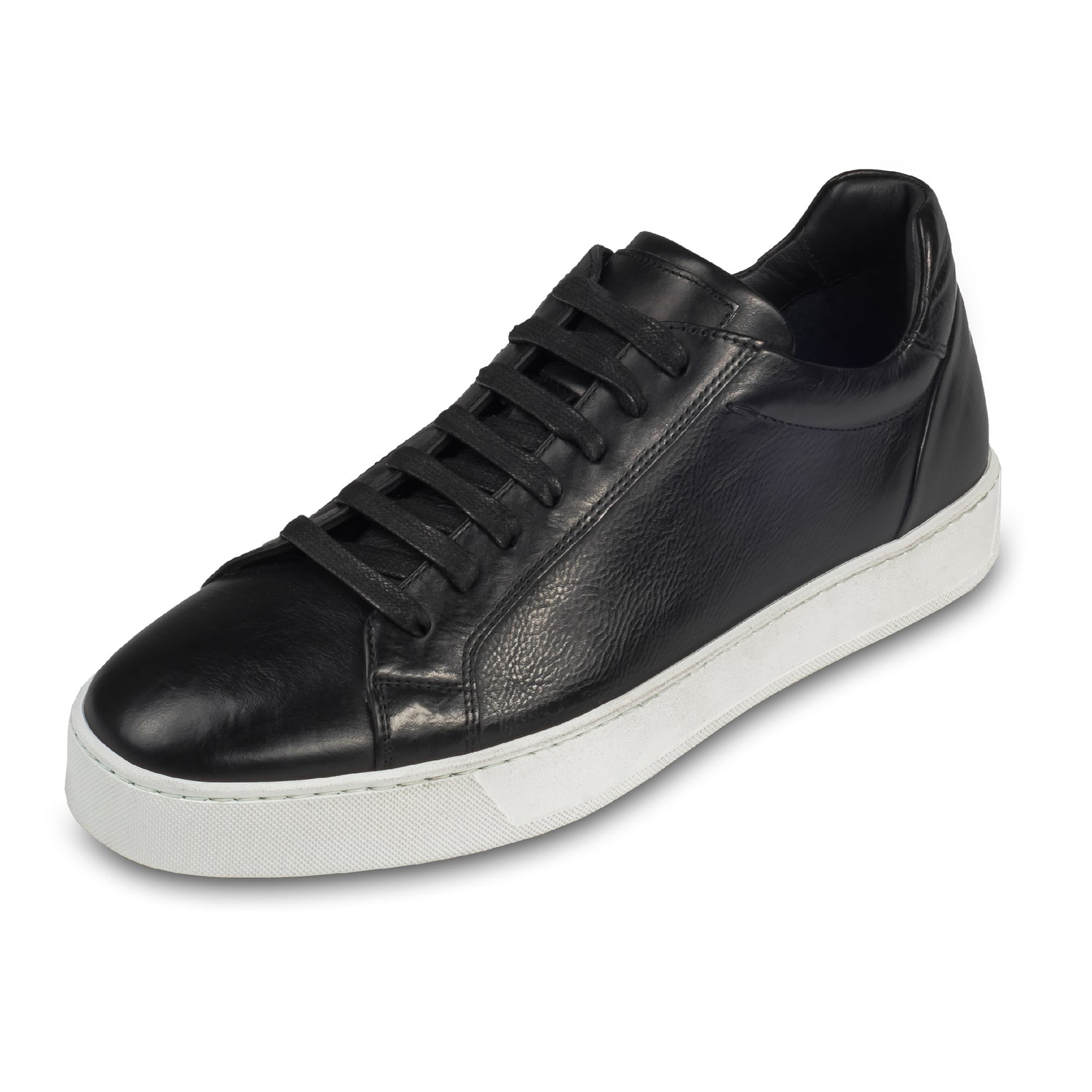 Triverflight – Italienische Herren-Sneaker in schwarz. Aus Kalbsleder handgefertigt. Schräge Ansicht linker Schuh.