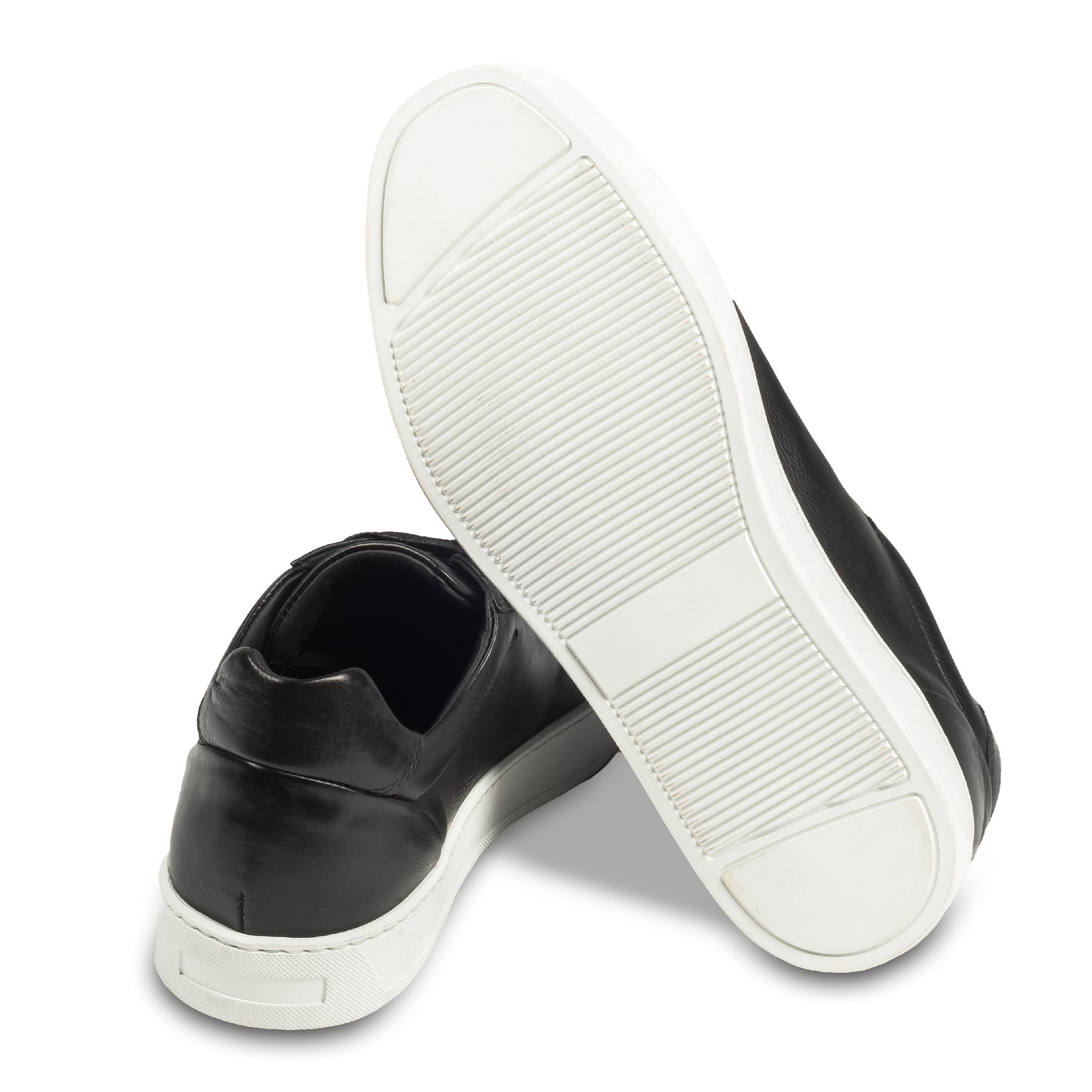 Triverflight – Italienische Herren-Sneaker in schwarz. Aus Kalbsleder handgefertigt. Ansicht der Ferse und Sohlenunterseite.