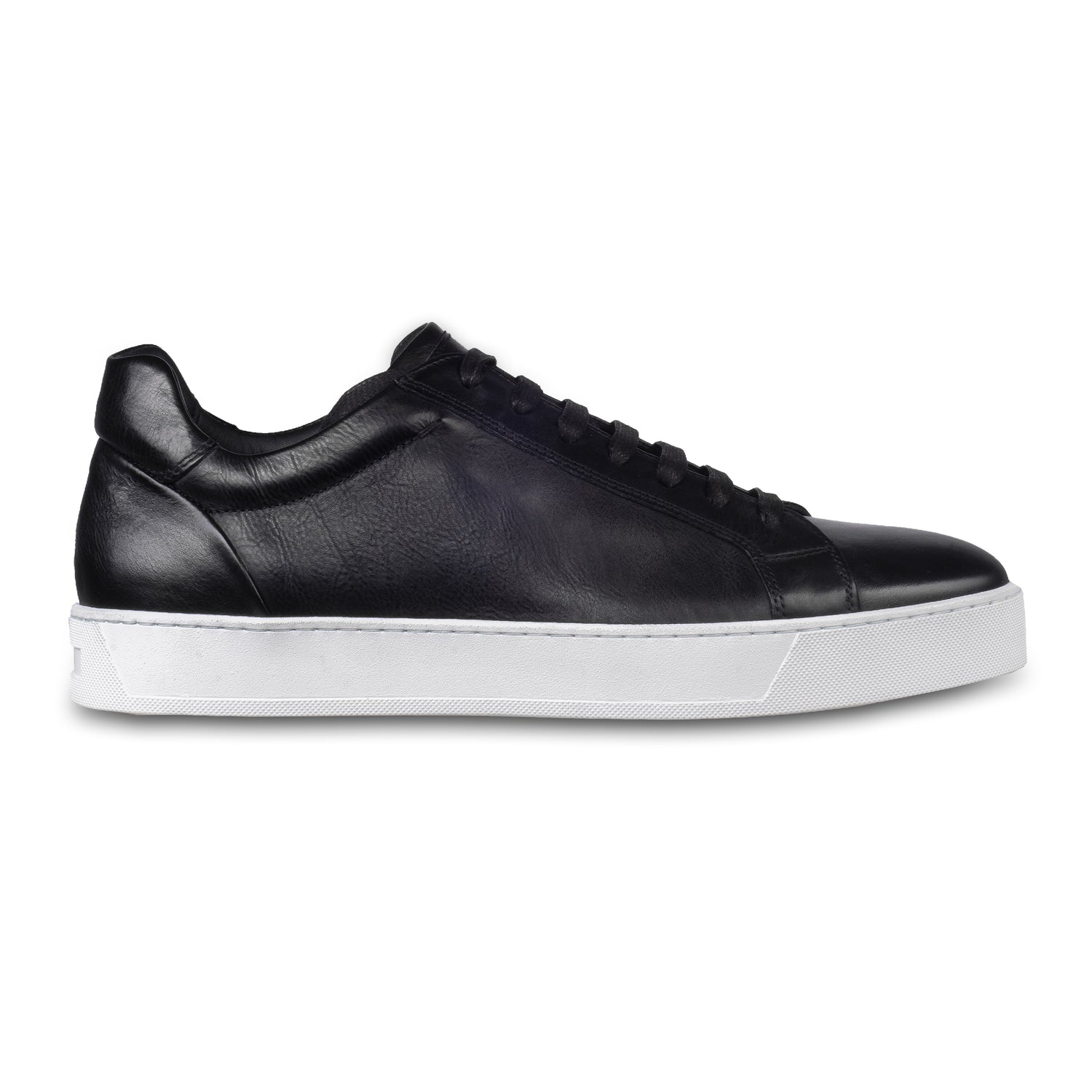 Triverflight – Italienische Herren-Sneaker in schwarz. Aus Kalbsleder handgefertigt. Seitliche Ansicht der Außenseite rechter Schuh.