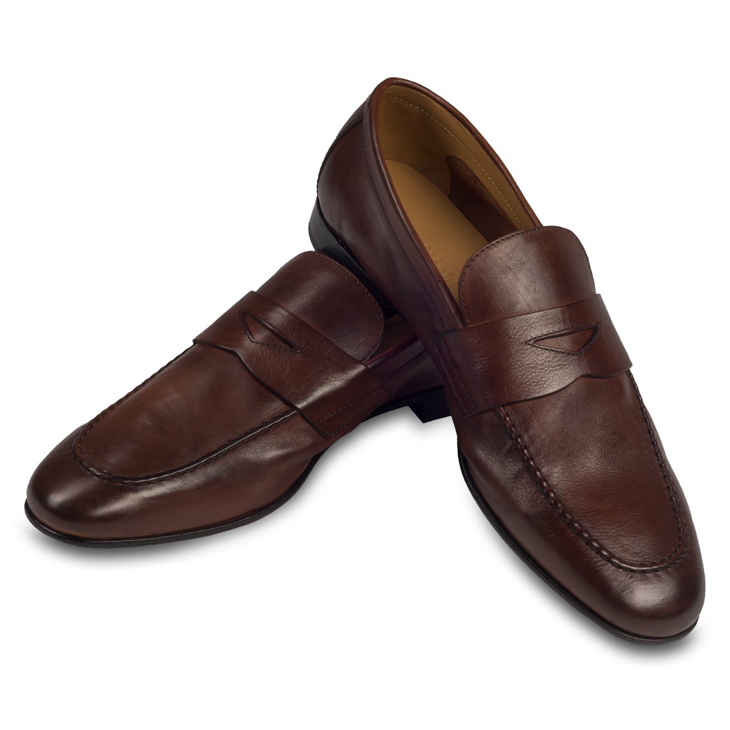 Triverflight - Italienische Herren Loafer in dunkelbraun, Sacchetto-Machart. Aus Kalbsleder handgefertigt. Paarweise Ansicht Schuhe überkreuzt aufgestellt.