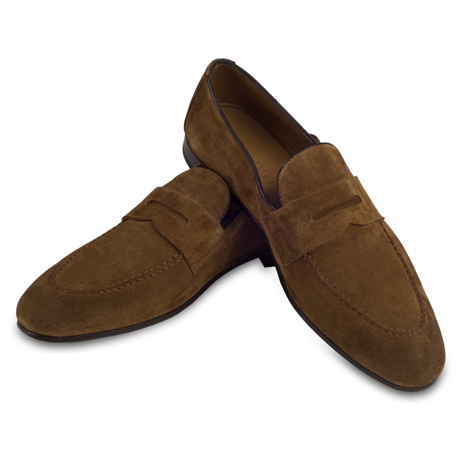 Triverflight - Italienische Herren Loafer in braunem Velours-Leder, Sacchetto-Machart. Handgefertigt. Paarweise Ansicht Schuhe überkreuzt aufgestellt.