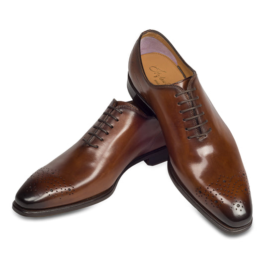 Branchini - Italienische Herren Anzugschuhe Oxford / Onecut in braun. Aus Kalbsleder handgefertigt und durchgenäht. Paarweise Ansicht Schuhe überkreuzt aufgestellt.