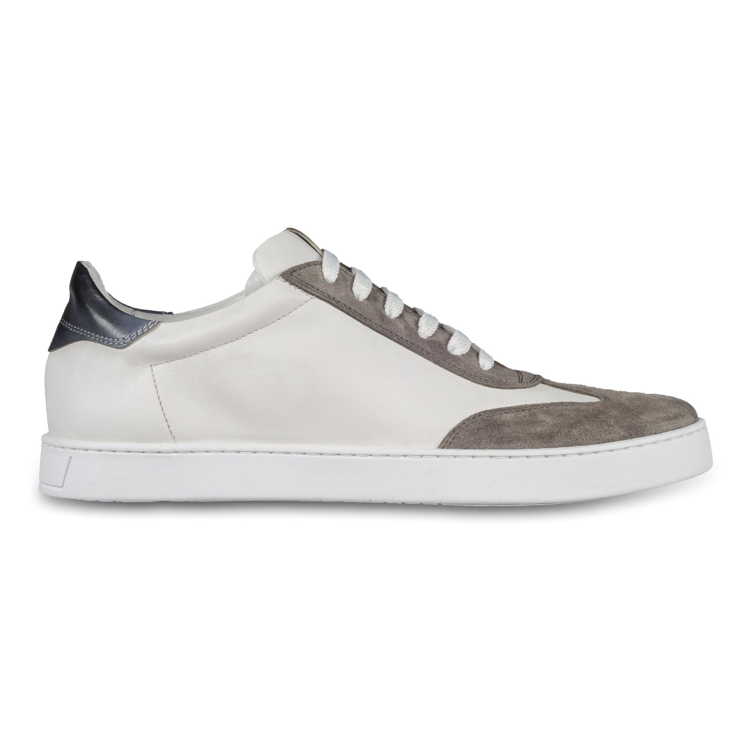 BRECOS –Herren Leder Sneaker in weiß, mit grauem Veloursleder an der Spitze und blauer Ferse, Durchgenäht. Seitliche Ansicht der Außenseite rechter Schuh. Bei Sisento.