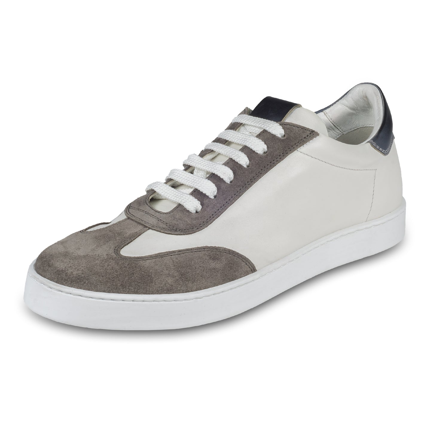 BRECOS –Herren Leder Sneaker in weiß, mit grauem Veloursleder an der Spitze und blauer Ferse, Durchgenäht. Schräge Ansicht linker Schuh. Bei Sisento.