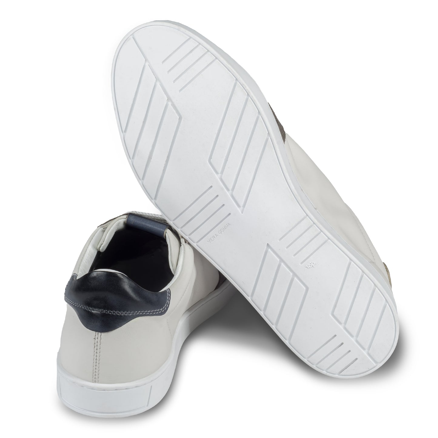 BRECOS –Herren Leder Sneaker in weiß, mit grauem Veloursleder an der Spitze und blauer Ferse, Durchgenäht. Ansicht der Ferse und Sohlenunterseite. Bei Sisento.