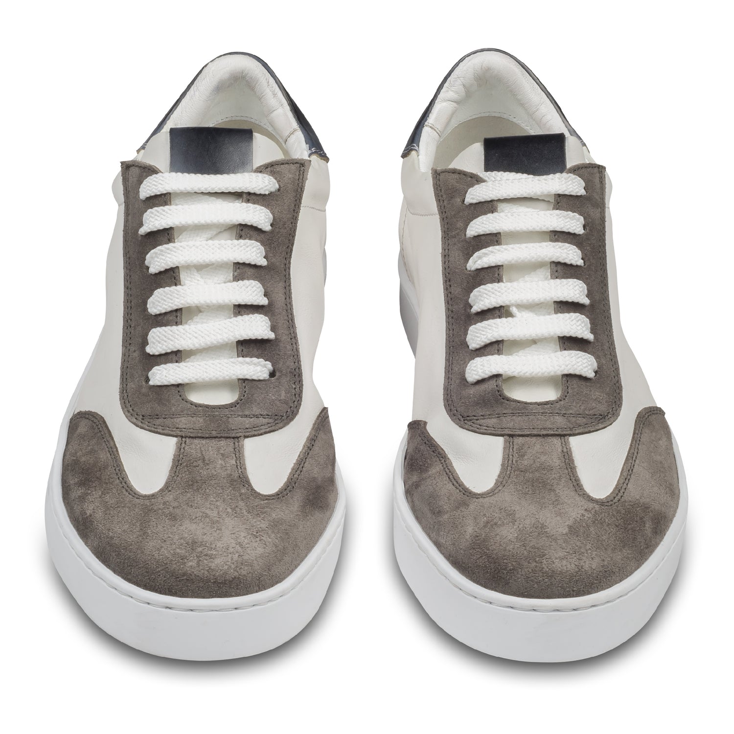 BRECOS –Herren Leder Sneaker in weiß, mit grauem Veloursleder an der Spitze und blauer Ferse, Durchgenäht. Paarweise Ansicht von vorne. Bei Sisento.