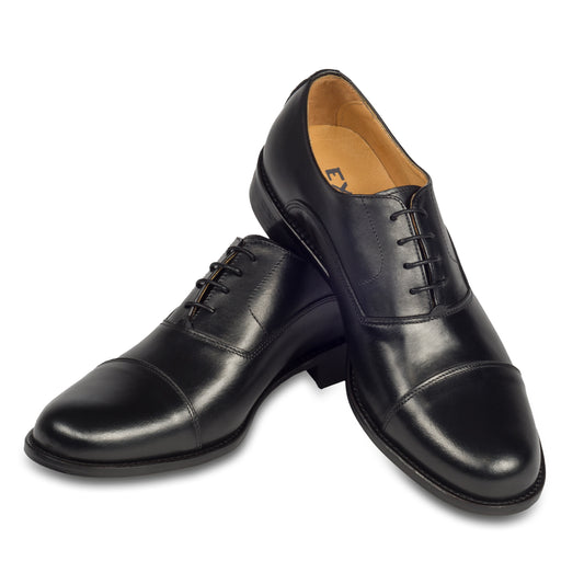 Exton - Italienische Herren Anzugschuhe, Captoe Oxford in schwarz. Aus Kalbsleder handgefertigt. Paarweise Ansicht Schuhe überkreuzt aufgestellt.