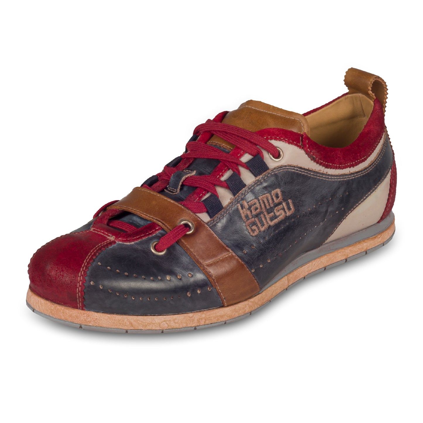 KAMO-GUTSU Herren Leder Sneaker, blau/rot mit braun, Modell TIFO-017 rosso + navy. Handgefertigt. Schräge Ansicht linker Schuh.