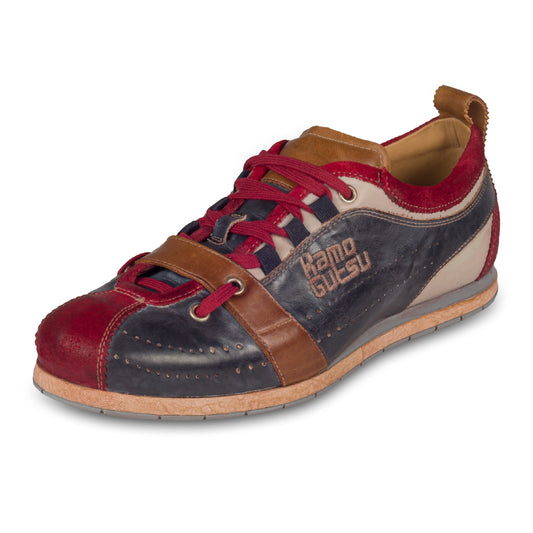KAMO-GUTSU Herren Leder Sneaker, blau/rot mit braun, Modell TIFO-017 rosso + navy. Handgefertigt. Schräge Ansicht linker Schuh.