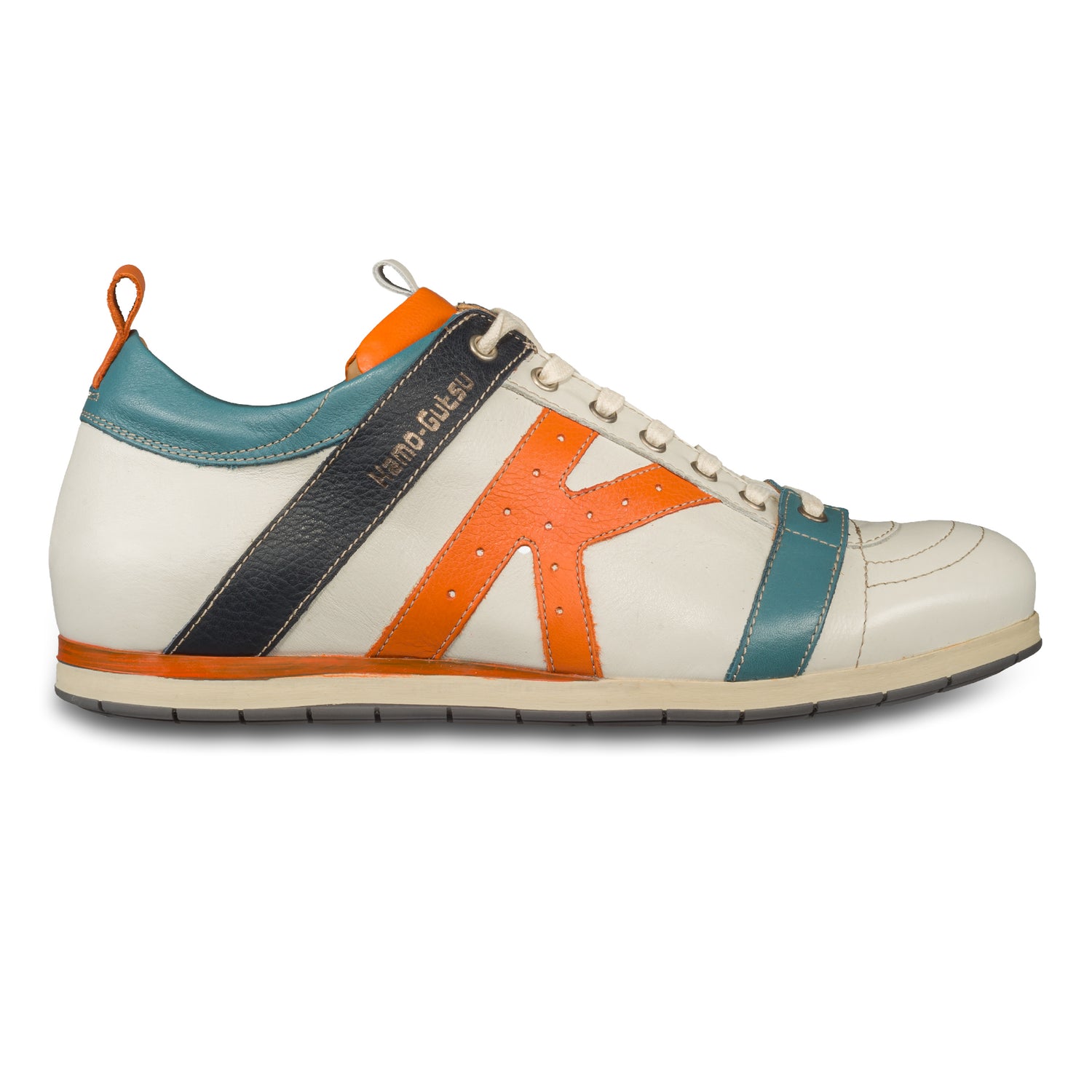 KAMO-GUTSU Herren Leder Sneaker, weiß mit orange und blau, Modell TIFO-042 gel ice arancio. Handgefertigt. Seitliche Ansicht der Außenseite rechter Schuh.