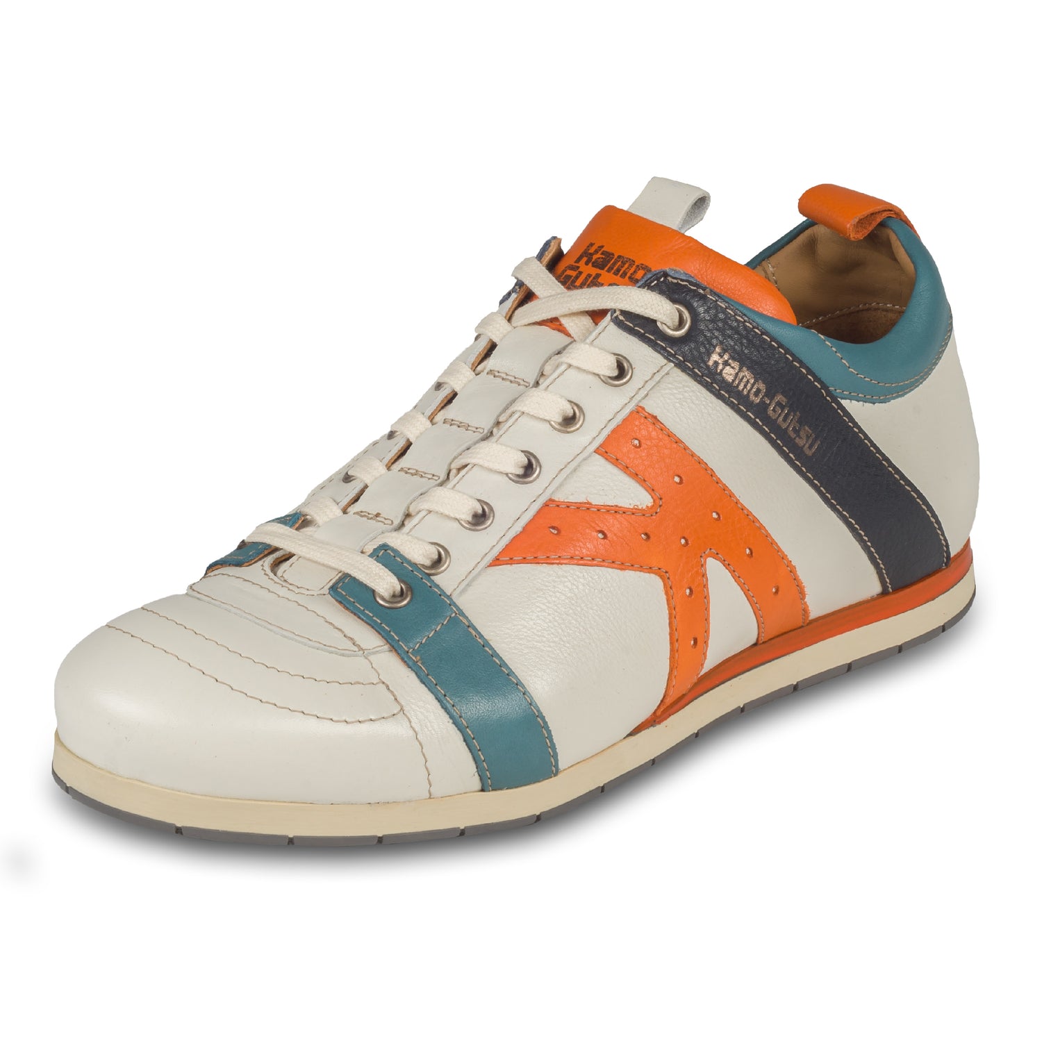 KAMO-GUTSU Herren Leder Sneaker, weiß mit orange und blau, Modell TIFO-042 gel ice arancio. Handgefertigt. Schräge Ansicht linker Schuh.