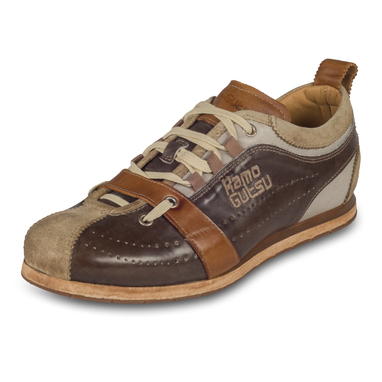 KAMO-GUTSU Italienische Herren Leder-Sneaker, braun, Retro-Optik. Modell TIFO-017 panna + pietra. Handgefertigt. Schräge Ansicht linker Schuh. Bei Sisento.