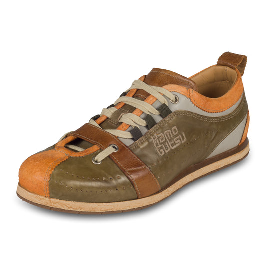 KAMO-GUTSU Italienische Herren Leder-Sneaker, oliv grün mit orange, Retro-Optik. Modell TIFO-017 arancia + foresta. Handgefertigt. Schräge Ansicht linker Schuh. Bei Sisento.