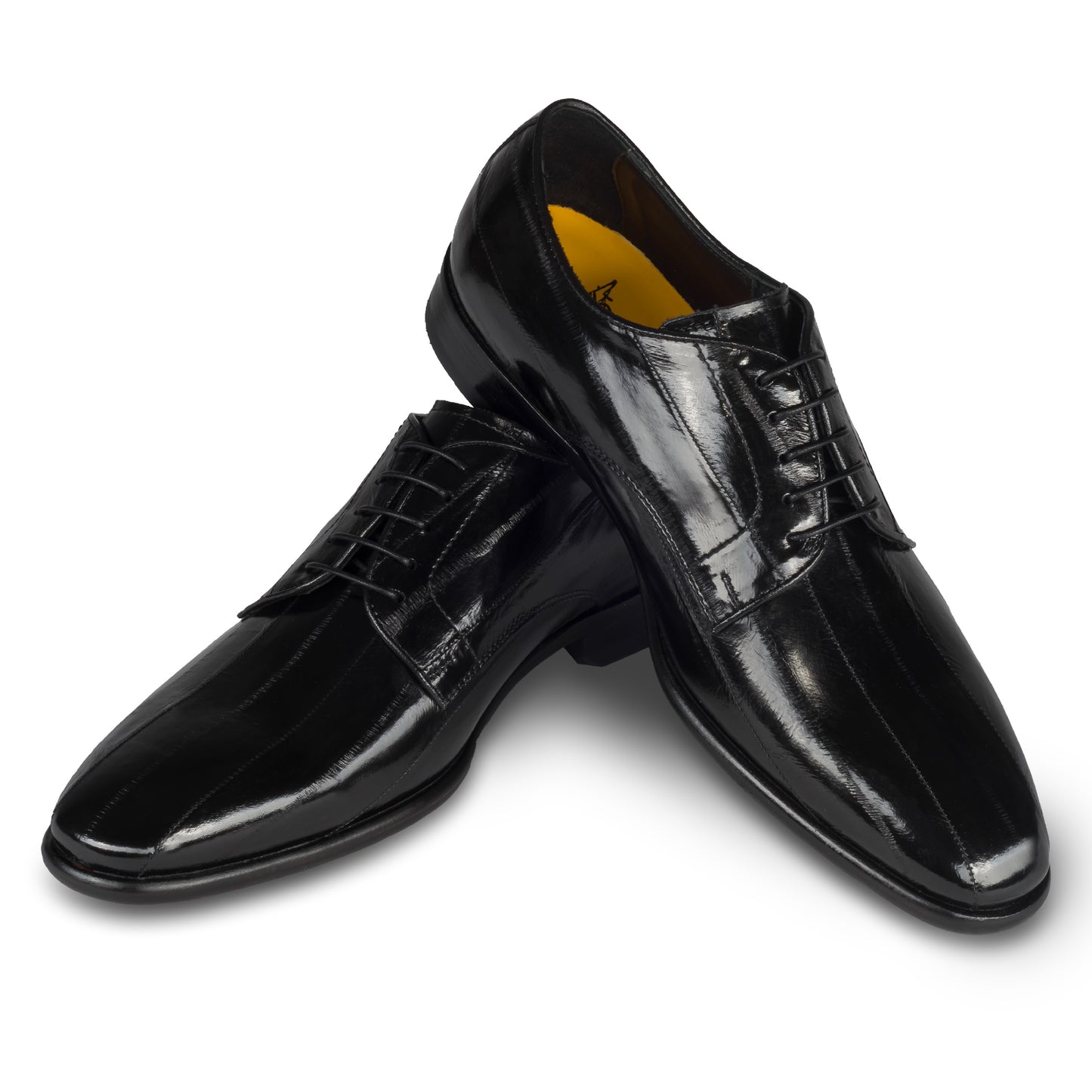 Lorenzi - Extravaganter Herren Derby Schnürschuh aus schwarzem Aal-Leder. Handgefertigt und Durchgenäht. Paarweise Ansicht Schuhe überkreuzt aufgestellt.