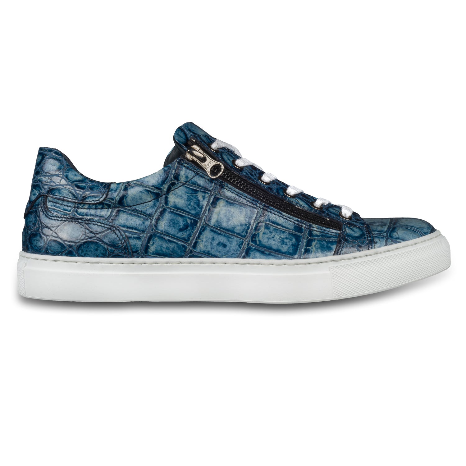 Lorenzi Italienische Herren Kalbsleder Sneaker in blau mit Kroko-Optik und weißer Sohle. Handgefertigt. Seitliche Ansicht der Außenseite rechter Schuh.