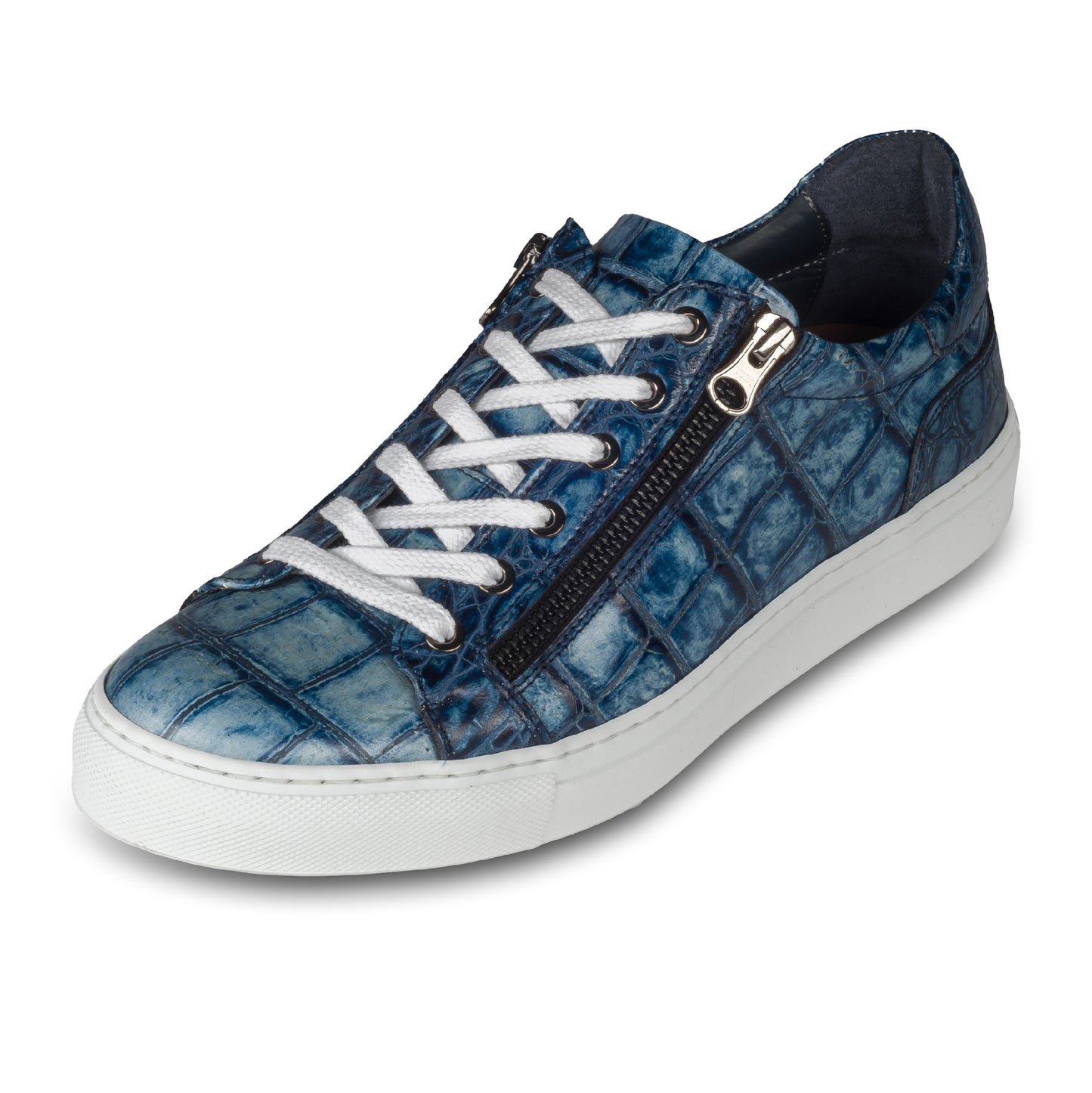 Lorenzi Italienische Herren Kalbsleder Sneaker in blau mit Kroko-Optik und weißer Sohle. Handgefertigt. Schräge Ansicht linker Schuh.