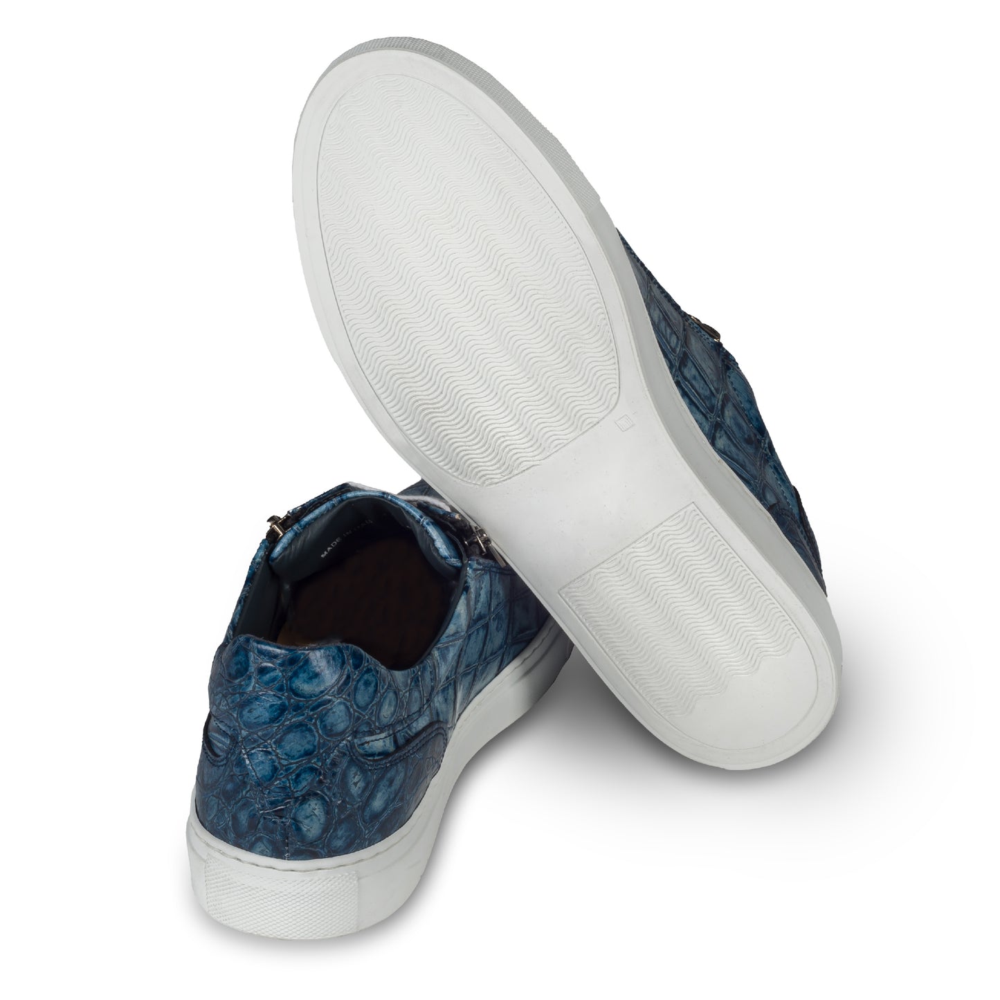 Lorenzi Italienische Herren Kalbsleder Sneaker in blau mit Kroko-Optik und weißer Sohle. Handgefertigt. Ansicht der Ferse und Sohlenunterseite.