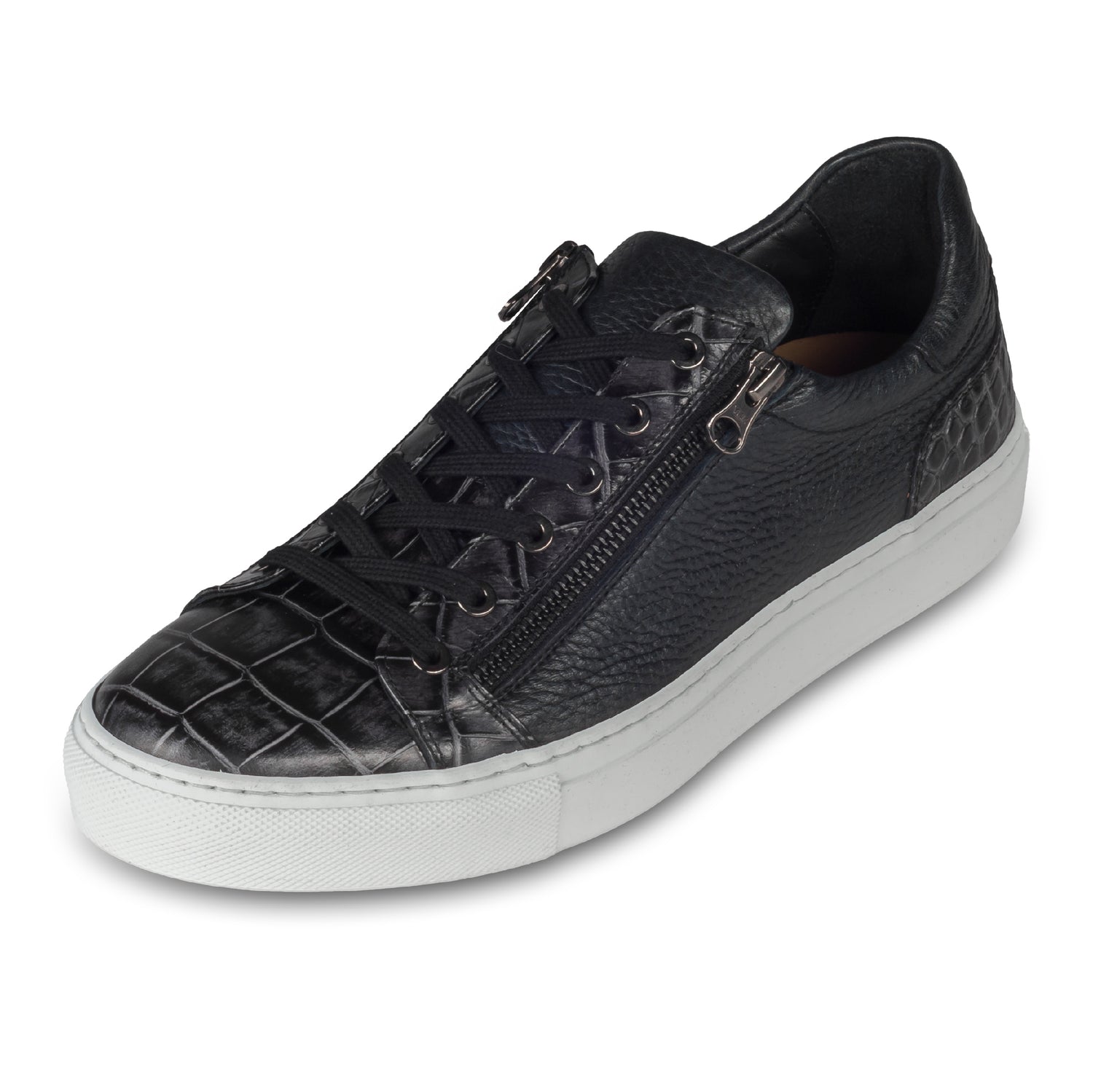 Lorenzi Italienische Herren Kalbsleder Sneaker in schwarz mit Kroko-Optik und weißer Sohle. Handgefertigt. Schräge Ansicht linker Schuh.