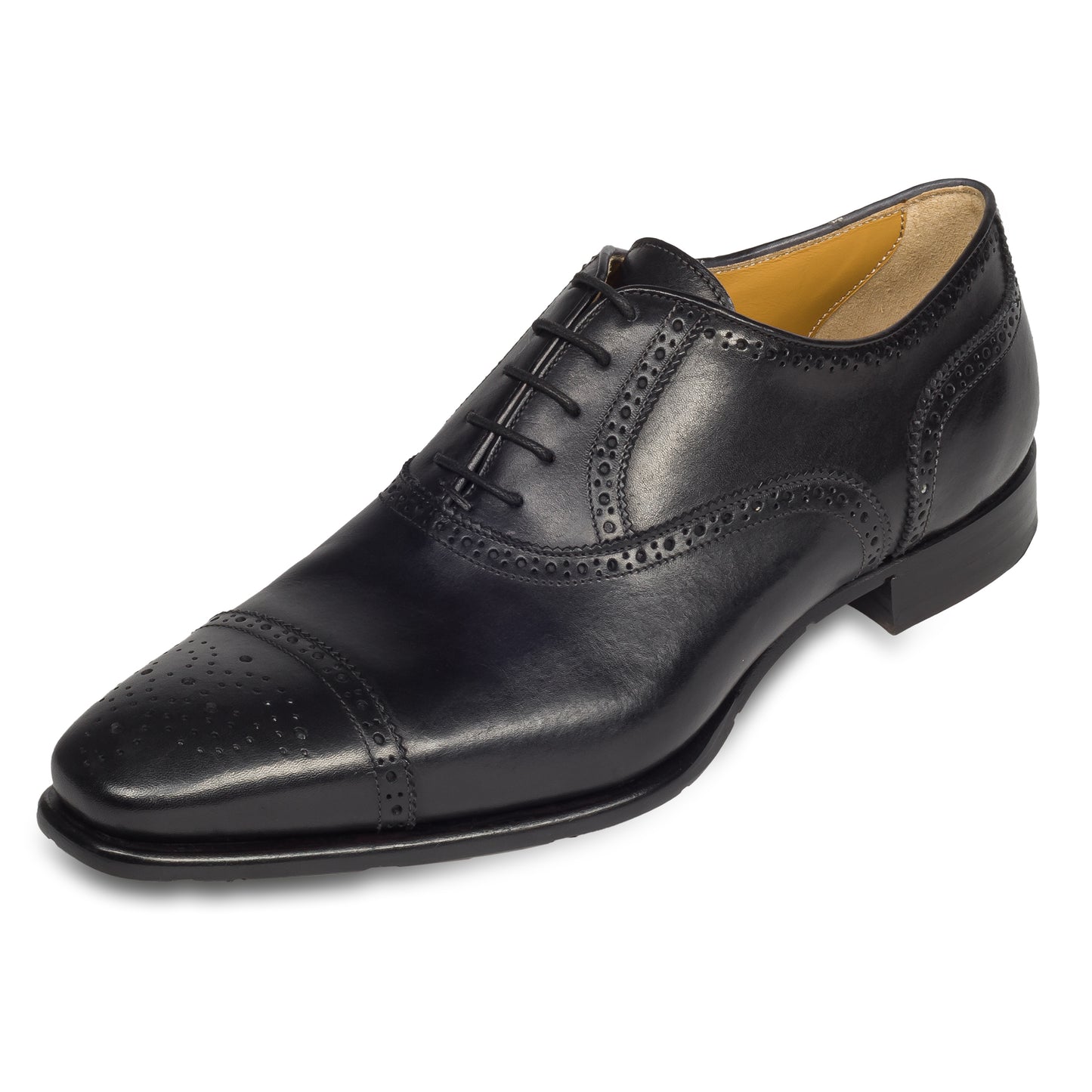 Salvatore di Esposito - Italienische Herren Anzugschuhe in schwarz, Half-Brogue Derby. Aus Kalbsleder handgefertigt und durchgenäht. Schräge Ansicht linker Schuh.
