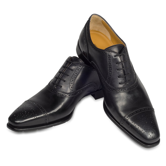 Salvatore di Esposito - Italienische Herren Anzugschuhe in schwarz, Half-Brogue Derby. Aus Kalbsleder handgefertigt und durchgenäht. Paarweise Ansicht Schuhe überkreuzt aufgestellt.
